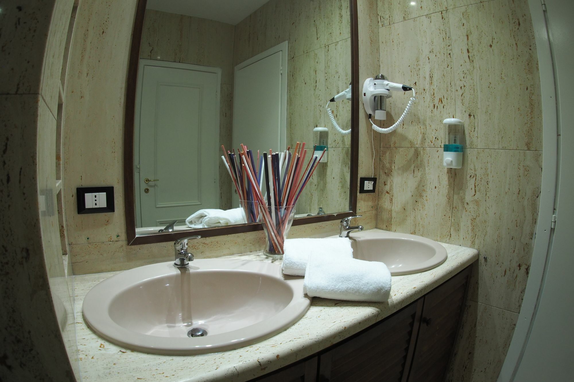 Enzo Luxury Rooms Рим Экстерьер фото